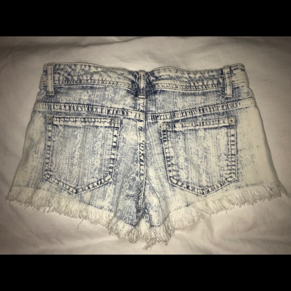Mossimo Low Rise Detailed Shorts. - Picture 3 of 3